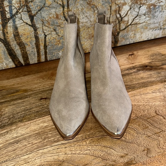 Marc Fisher Yale Chelsea gray suede boots size 8.5 Preowned excellent condition - Picture 2 of 9